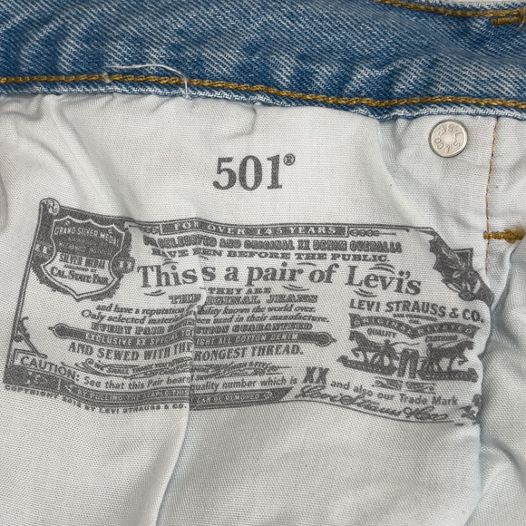 Levi's Premium 501 Light Wash Denim Retro Shorts Women's Size 30 Y2K 100% Cotton - Picture 5 of 11
